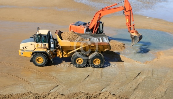 Pelleteuse chargeant du sable pour recontruire la dune d Arçais
