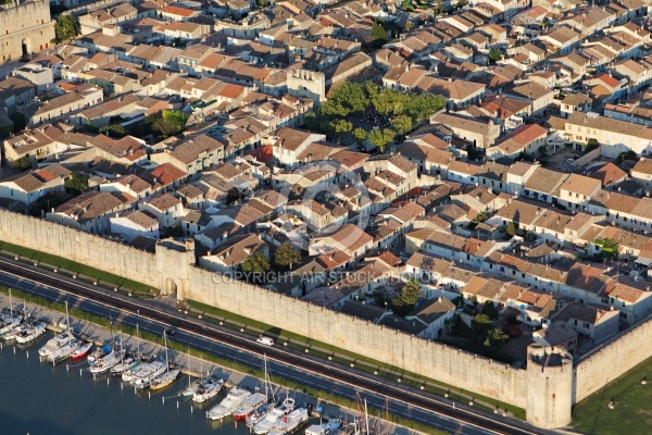 Photo aérienne remparts d Aigues-Mortes 30220