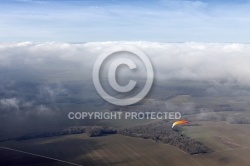 Vol paramoteur au dessus de nuages