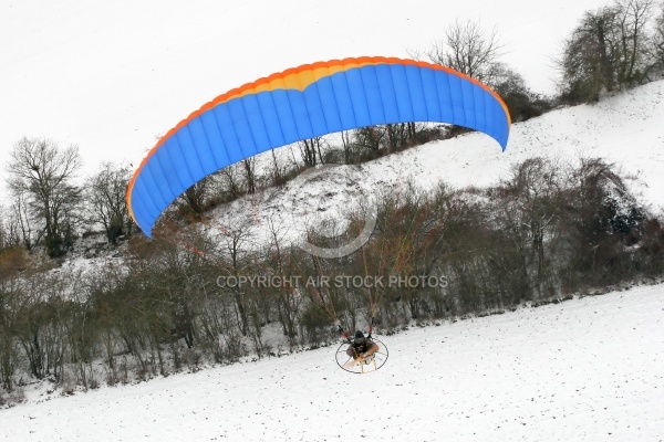 Vue aérienne du paramoteur survolant les champs en hiver en Ile