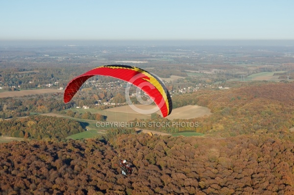 Paramoteur rouge paysage d automne en Ile-de-France