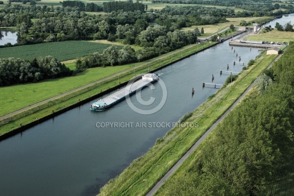 Péniche, écluse de Kœnigsmacker, Moselle 57 Péniche, écluse de Kœnigsmacker, Moselle 57