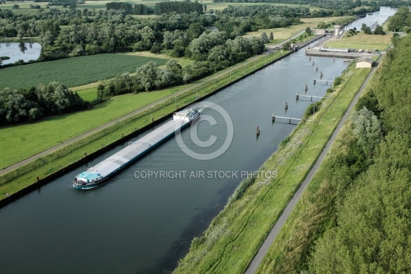Péniche, écluse de Kœnigsmacker, Moselle 57 Péniche, écluse de Kœnigsmacker, Moselle 57